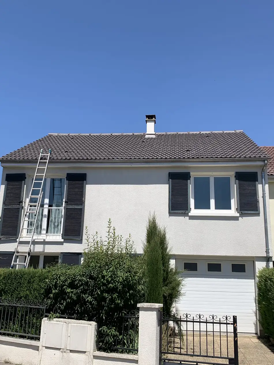 Toiture de pavillon après démoussage