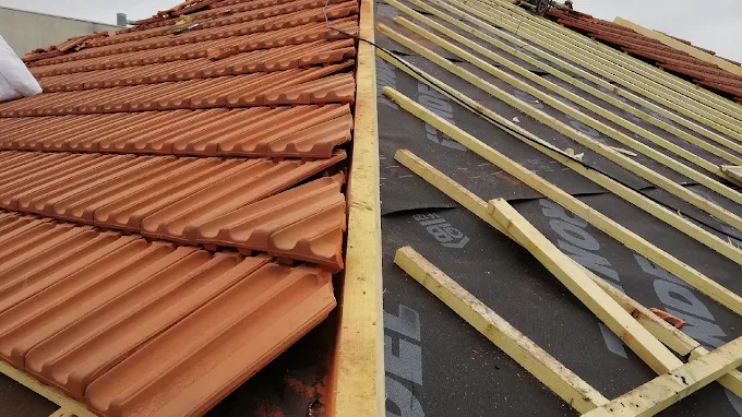 Chantier Camille Couverture : pose de tuiles sur liteaunage neuf